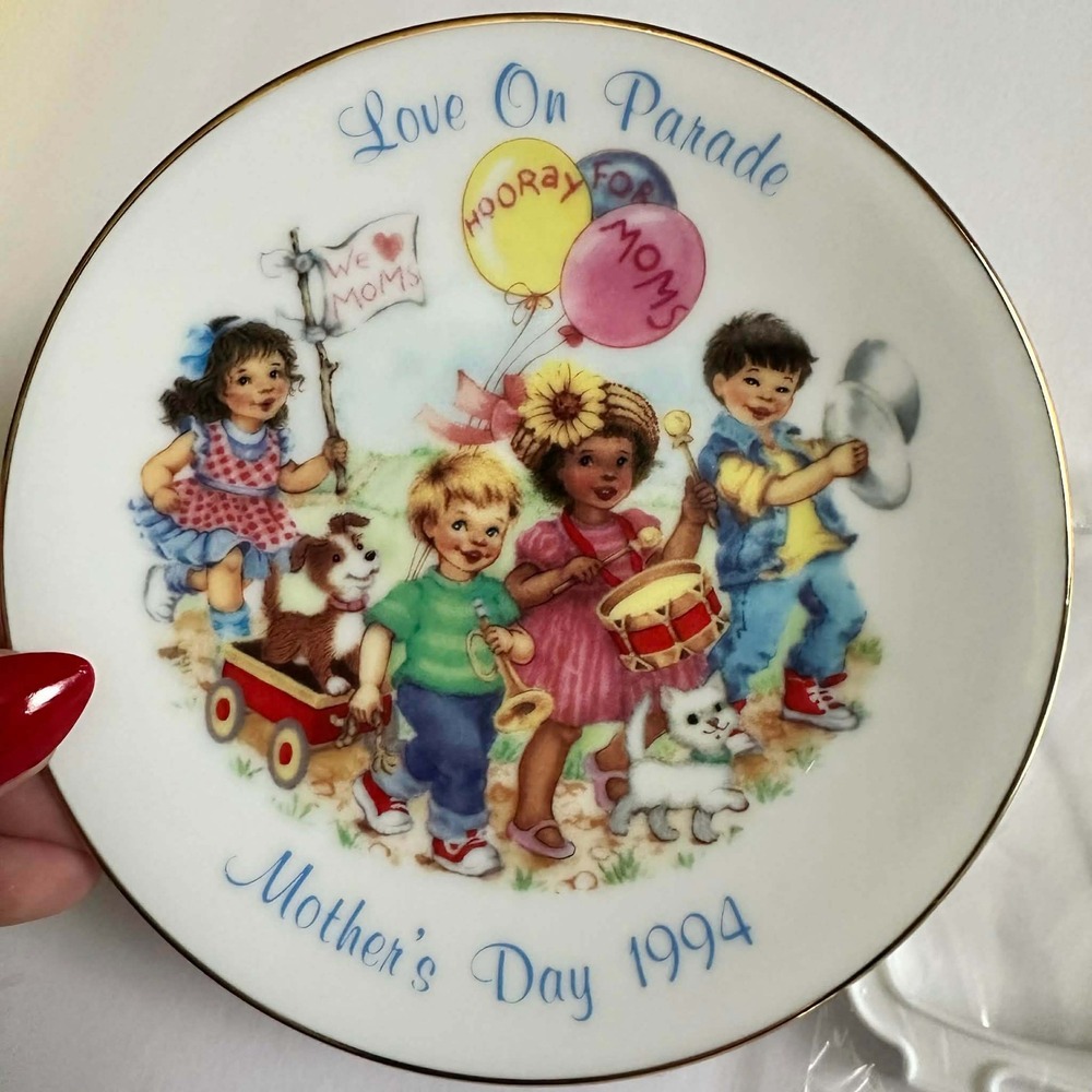 Avon Love On Parade Mother's Day 1994 Collector Plate with Display Stand - Picture 2 of 8